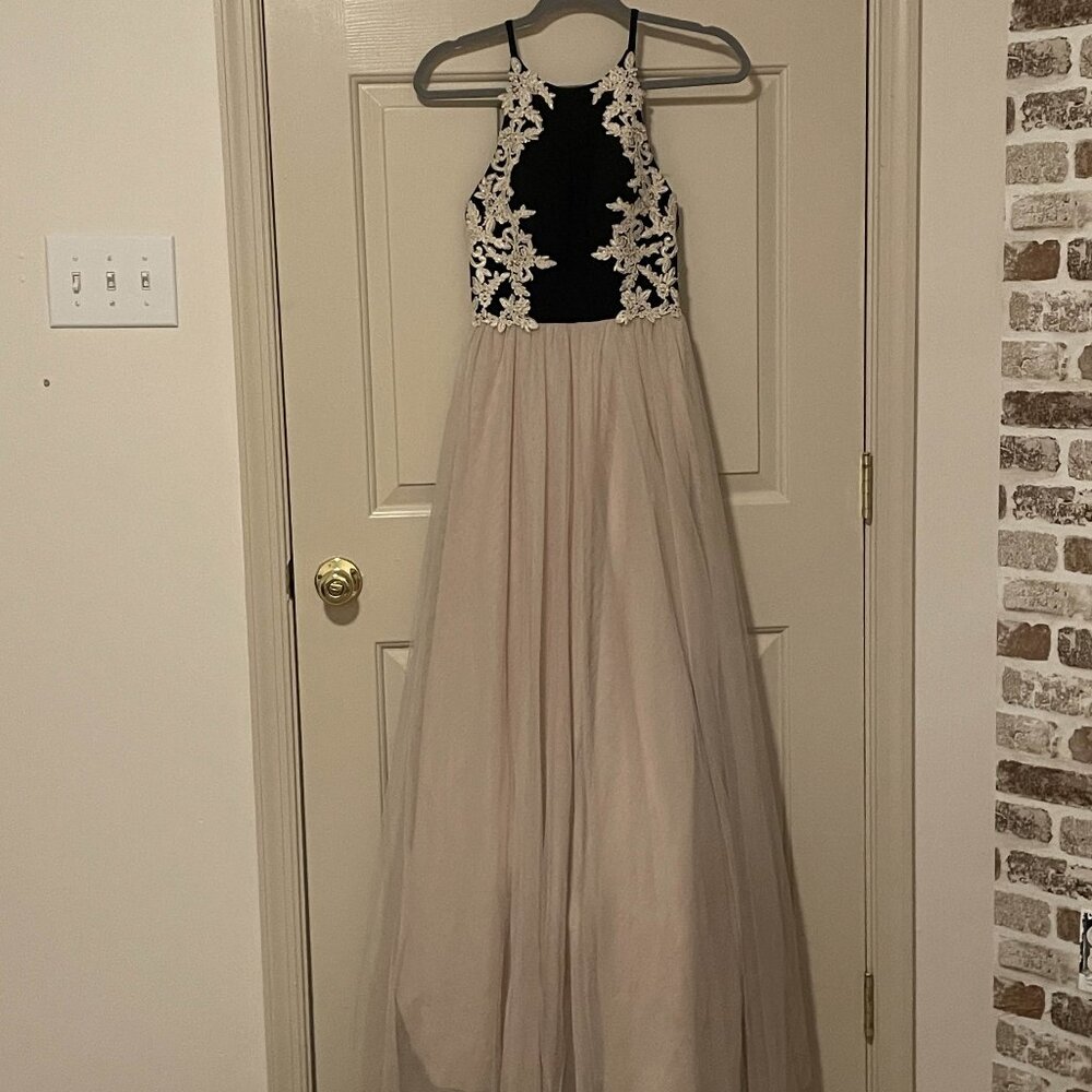 👗 Elegant Formal Gown with Embroidered Lace Bodice – Size 3 👗